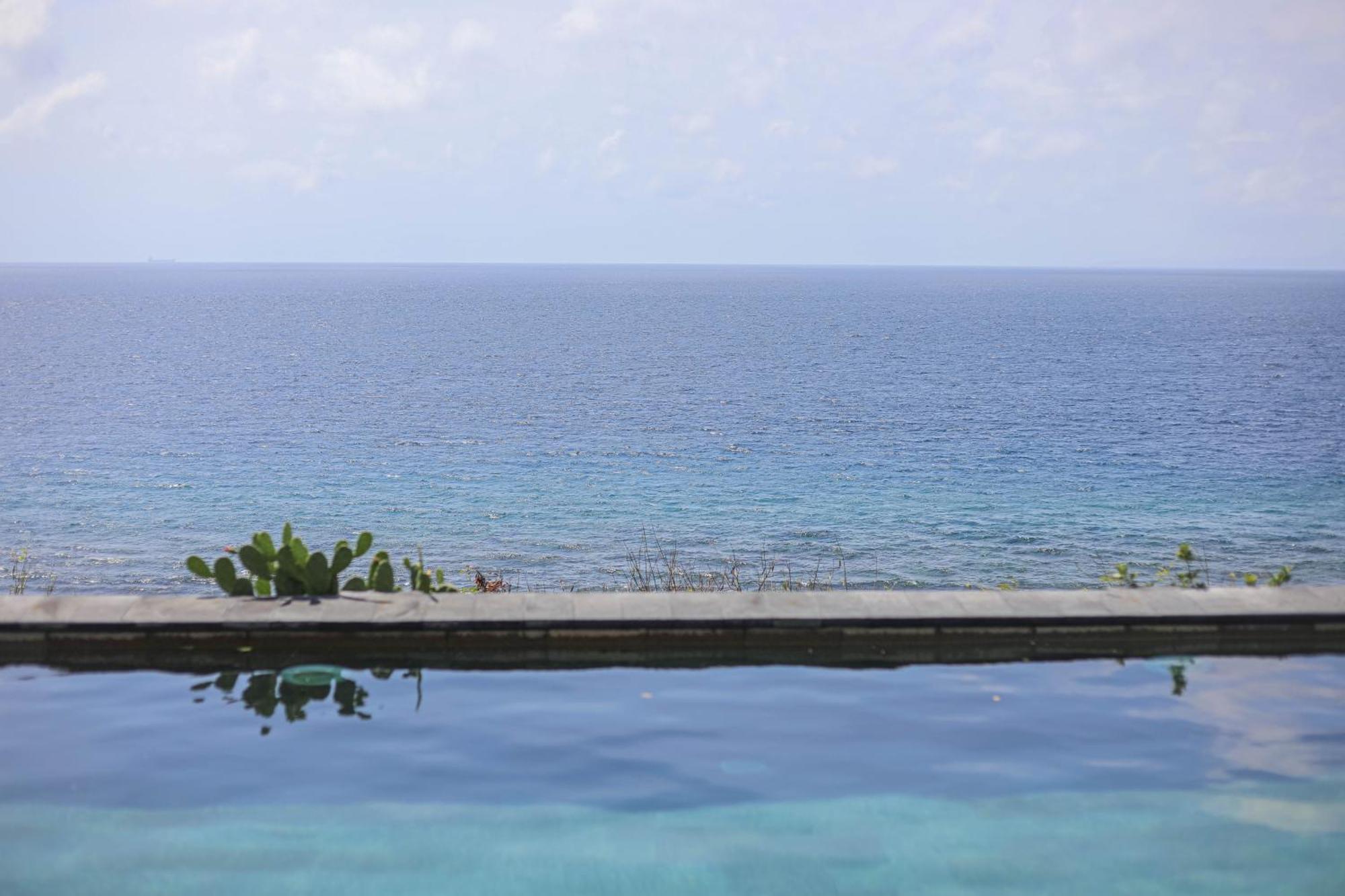Manta Cottages With Sea View Batununggul Exteriör bild