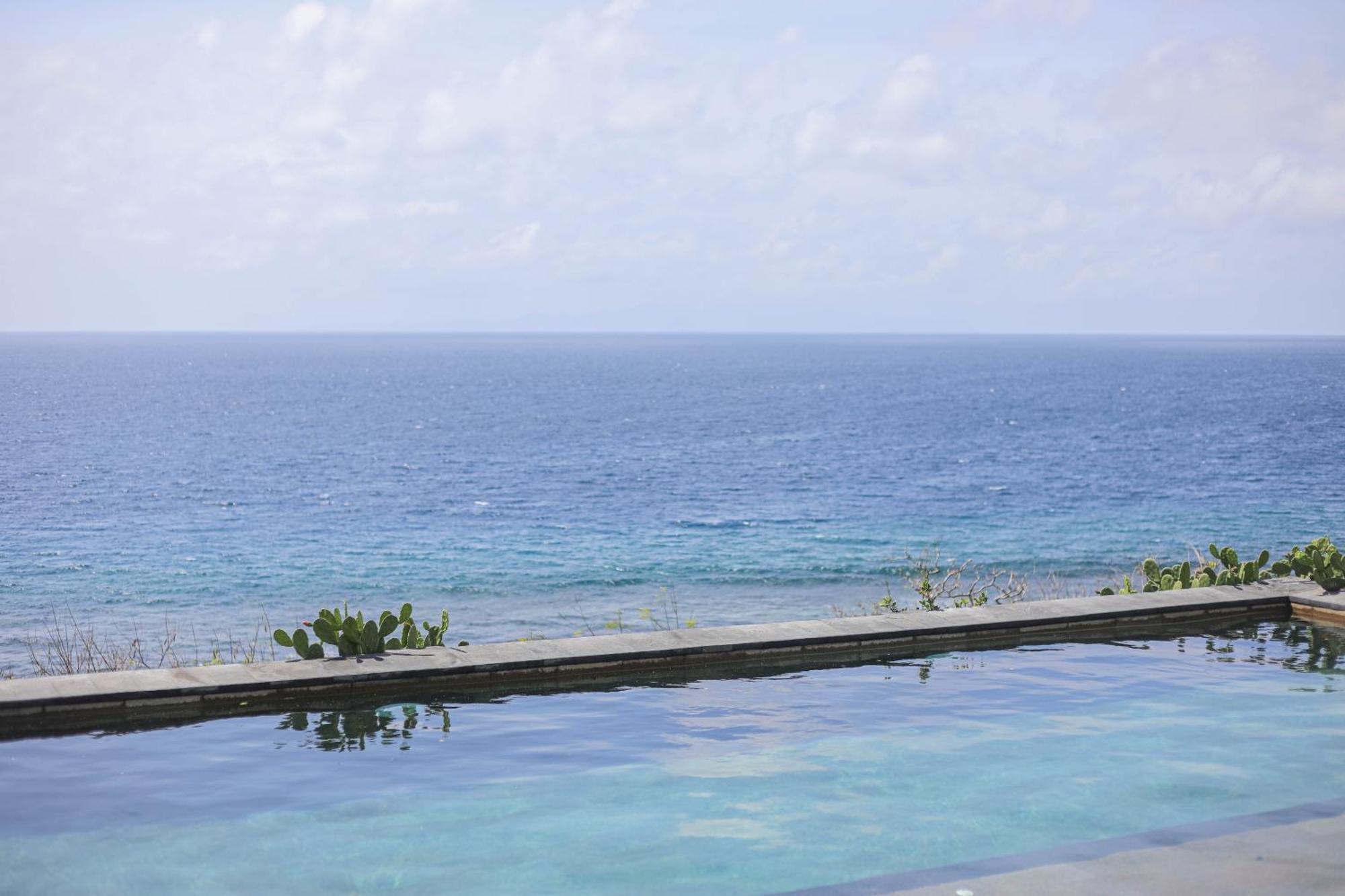 Manta Cottages With Sea View Batununggul Exteriör bild
