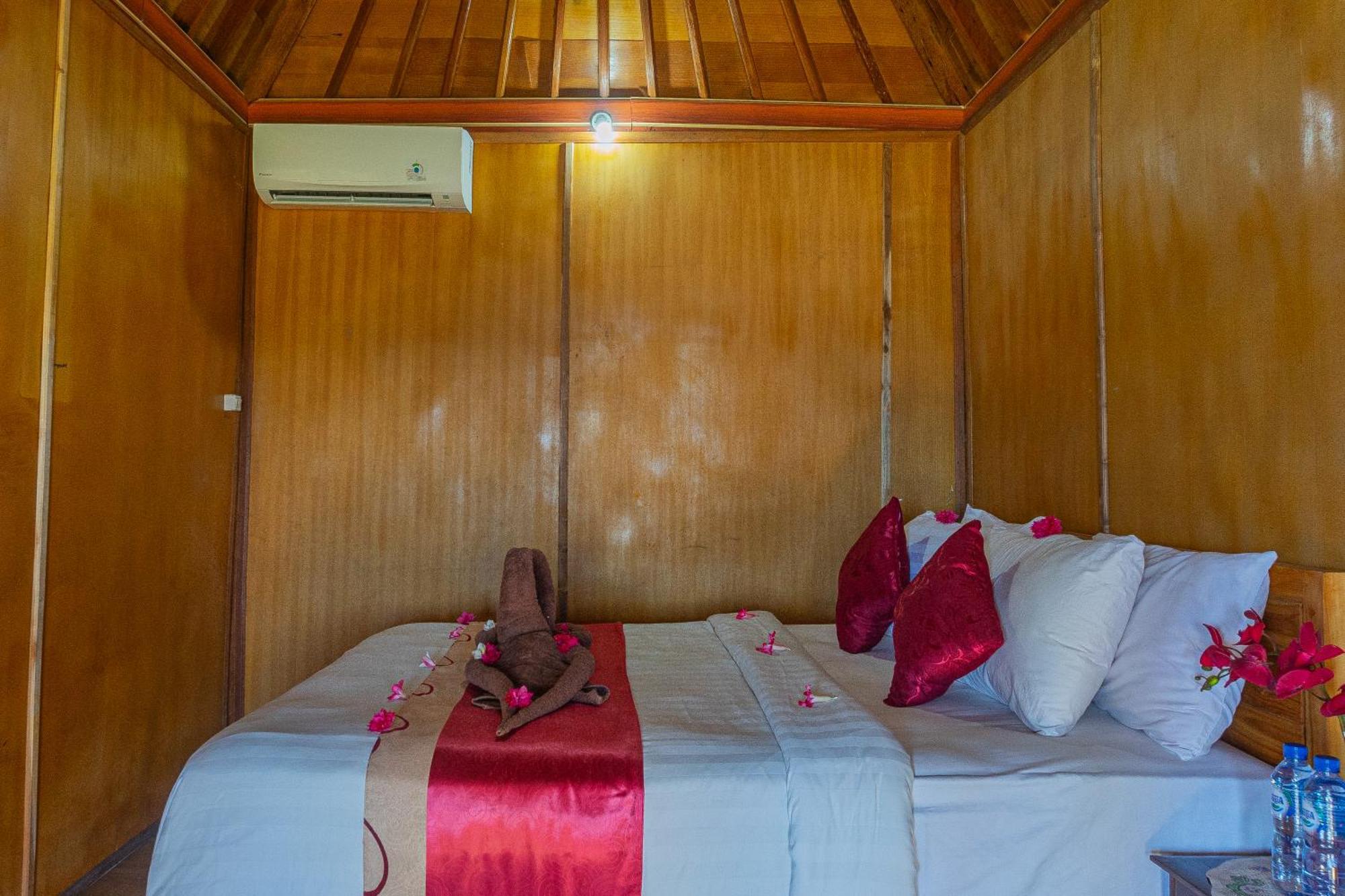 Manta Cottages With Sea View Batununggul Exteriör bild